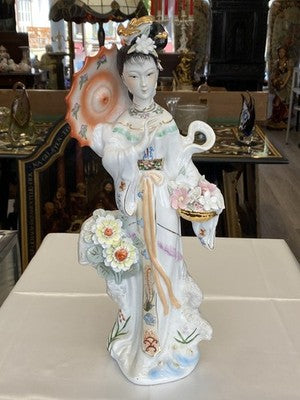 Geisha Porzellanfigur mit Sonnenschirm, 44,5 cm
