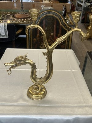 Zweiarmiger Kerzenleuchter Messing – Drachen-Darstellung, wohl China