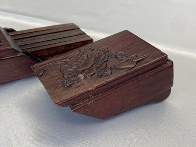 6 Paar Holz-Essstäbchen in geschnitzter Schatulle