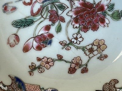 Famille-Rose-Koppchen mit Unterteller – Batavia-Braun, 18. Jh.