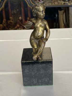 Bronze-Putto sitzend auf Marmorsockel, 22,5 cm