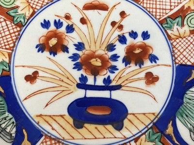 Imari-Teller mit Muschelrand, Japan um 1900, 21,9 cm