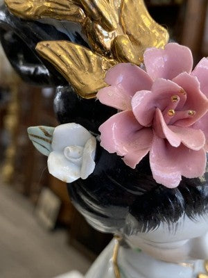 Geisha Porzellanfigur mit Blüten, handbemalt, 45,5 cm