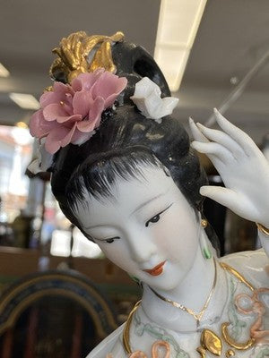 Geisha Porzellanfigur mit Blüten, handbemalt, 45,5 cm