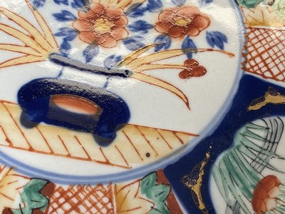 Imari-Teller mit Muschelrand, Japan um 1900, 22,3 cm