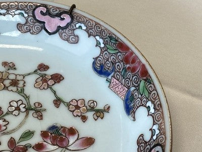 Famille-Rose-Koppchen mit Unterteller – Batavia-Braun, 18. Jh.