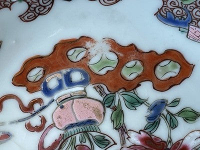 Famille-Rose-Koppchen mit Unterteller – Batavia-Braun, 18. Jh.