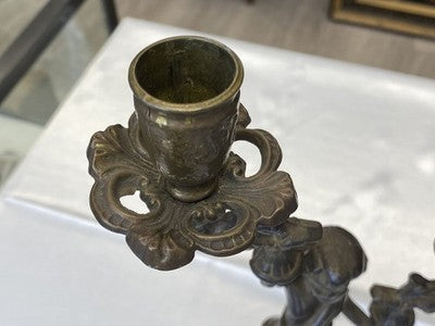 Zweiarmiger Kerzenleuchter mit Putto, antik, 31 cm