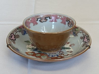 Famille-Rose-Koppchen mit Unterteller – Batavia-Braun, 18. Jh.