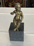Bronze-Putto sitzend auf Marmorsockel, 22,5 cm