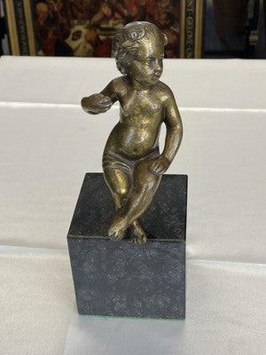 Bronze-Putto sitzend auf Marmorsockel, 22,5 cm