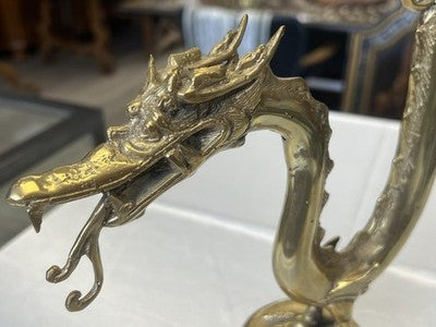 Zweiarmiger Kerzenleuchter Messing – Drachen-Darstellung, wohl China