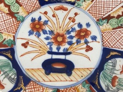 Imari-Teller mit Muschelrand, Japan um 1900, 22,3 cm
