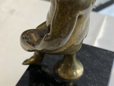 Bronze-Putto sitzend auf Marmorsockel, 22,5 cm