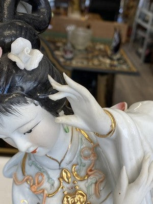 Geisha Porzellanfigur mit Blüten, handbemalt, 45,5 cm