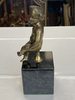 Bronze-Putto sitzend auf Marmorsockel, 22,5 cm