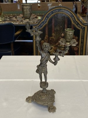 Zweiarmiger Kerzenleuchter mit Putto, antik, 31 cm
