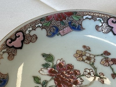 Famille-Rose-Koppchen mit Unterteller – Batavia-Braun, 18. Jh.