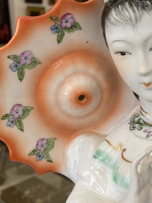 Geisha Porzellanfigur mit Sonnenschirm, 44,5 cm