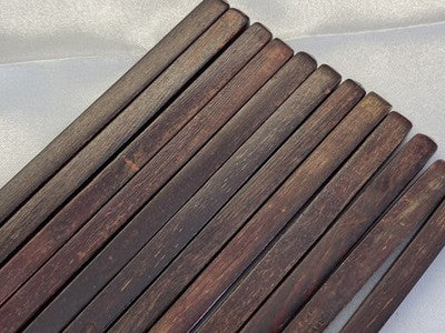 6 Paar Holz-Essstäbchen in geschnitzter Schatulle