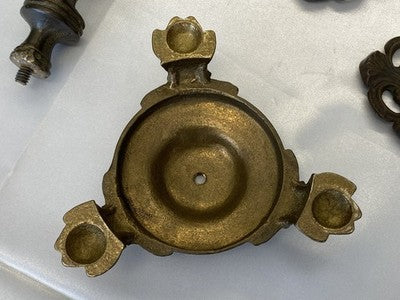 Zweiarmiger Kerzenleuchter mit Putto, antik, 31 cm