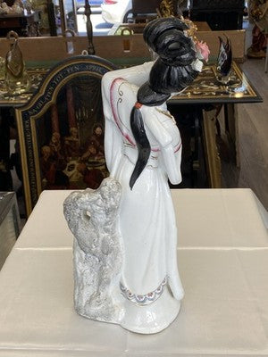 Geisha Porzellanfigur mit Blüten, handbemalt, 45,5 cm