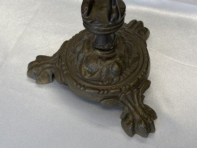 Zweiarmiger Kerzenleuchter mit Putto, antik, 31 cm