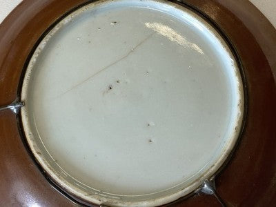 Famille-Rose-Koppchen mit Unterteller – Batavia-Braun, 18. Jh.