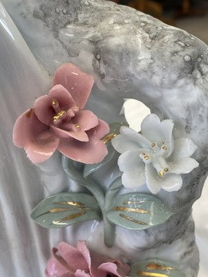 Geisha Porzellanfigur mit Blüten, handbemalt, 45,5 cm