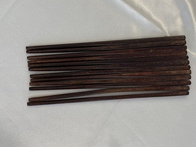 6 Paar Holz-Essstäbchen in geschnitzter Schatulle