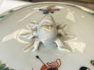 Chinesischer Famille-Rose-Suppentopf mit Deckel – 19. Jahrhundert