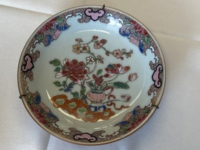 Famille-Rose-Koppchen mit Unterteller – Batavia-Braun, 18. Jh.