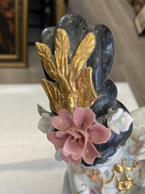Geisha Porzellanfigur mit Blüten, handbemalt, 45,5 cm