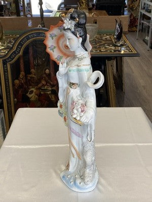 Geisha Porzellanfigur mit Sonnenschirm, 44,5 cm