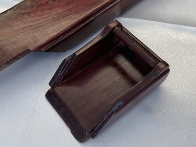 6 Paar Holz-Essstäbchen in geschnitzter Schatulle