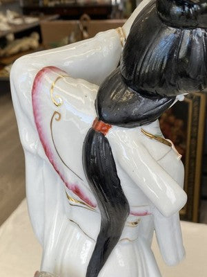 Geisha Porzellanfigur mit Blüten, handbemalt, 45,5 cm