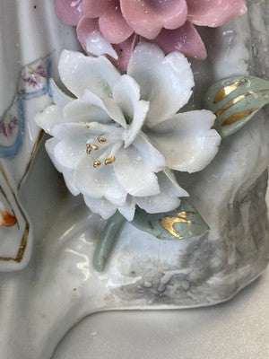 Geisha Porzellanfigur mit Blüten, handbemalt, 45,5 cm