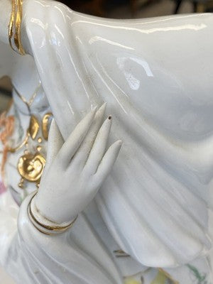 Geisha Porzellanfigur mit Blüten, handbemalt, 45,5 cm