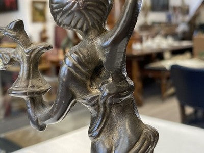 Zweiarmiger Kerzenleuchter mit Putto, antik, 31 cm