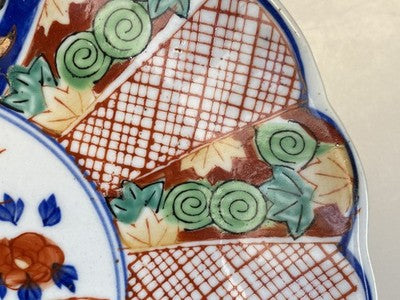 Imari-Teller mit Muschelrand, Japan um 1900, 21,4 cm