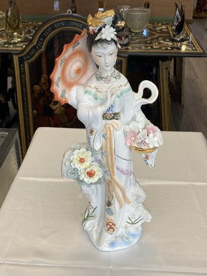 Geisha Porzellanfigur mit Sonnenschirm, 44,5 cm