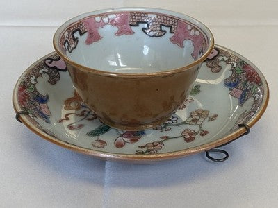 Famille-Rose-Koppchen mit Unterteller – Batavia-Braun, 18. Jh.