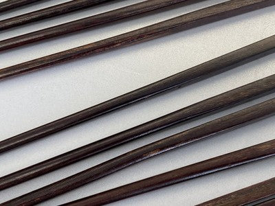 6 Paar Holz-Essstäbchen in geschnitzter Schatulle