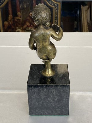 Bronze-Putto sitzend auf Marmorsockel, 22,5 cm