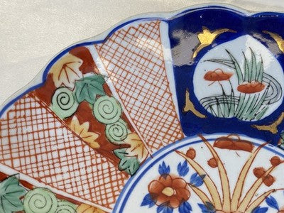 Imari-Teller mit Muschelrand, Japan um 1900, 22,2 cm