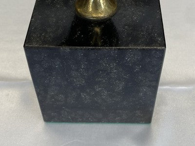 Bronze-Putto sitzend auf Marmorsockel, 22,5 cm