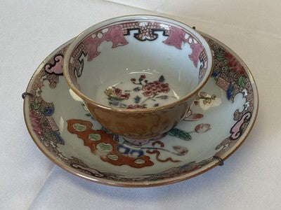 Famille-Rose-Koppchen mit Unterteller – Batavia-Braun, 18. Jh.