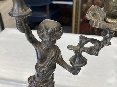 Zweiarmiger Kerzenleuchter mit Putto, antik, 31 cm