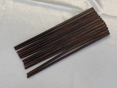 6 Paar Holz-Essstäbchen in geschnitzter Schatulle