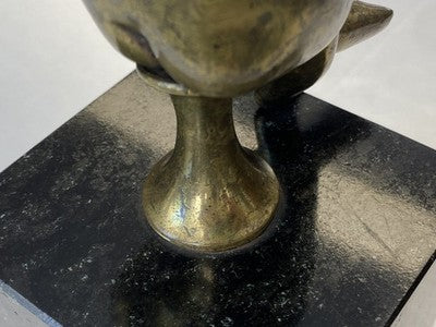 Bronze-Putto sitzend auf Marmorsockel, 22,5 cm